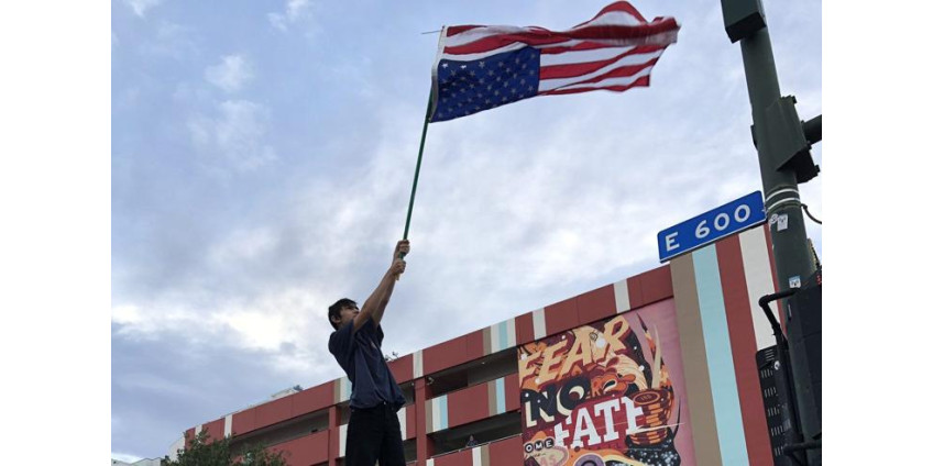 Сотни людей собрались на акцию протеста в центре Лас-Вегаса