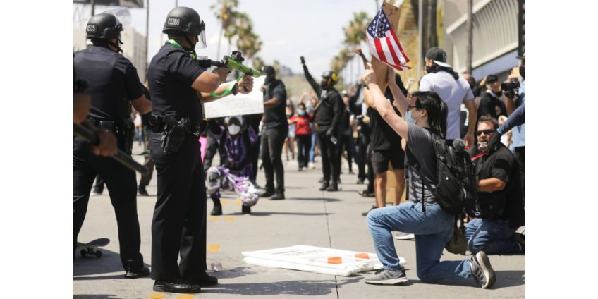 Из-за беспорядков в Лос-Анджелесе ввели комендантский час