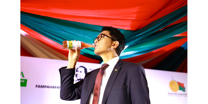 Министра образования Мадагаскара уволили за предложение закупить детям леденцов на палочке на $2 млн