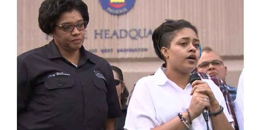 Начальник полиции Финикса Джери Уильямс присутствовала на акции протеста в центре Финикса