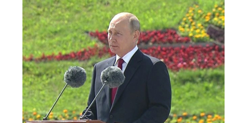 Путин поздравил сограждан с Днем России и отметил, что их родина простирается "от Арктики до Крыма"
