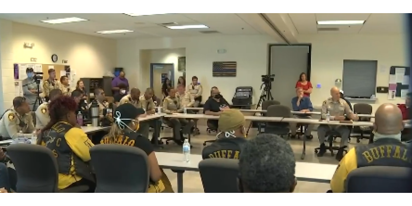 Полиция Лас-Вегаса провела круглый стол для ослабления напряженности в обществе