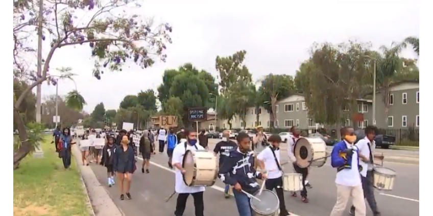 Отцы в Лос-Анджелесе вышли на марш, чтобы научить детей расовому равенству