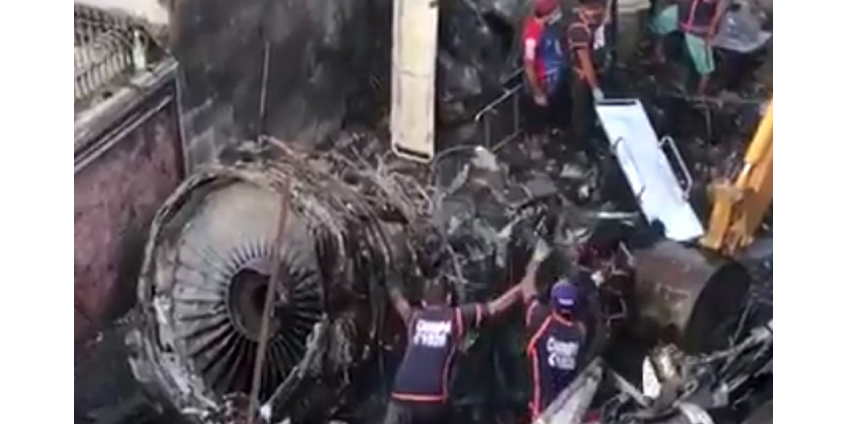 Пилоты рухнувшего на жилые дома в Пакистане пассажирского самолета обсуждали коронавирус, не слушая диспетчера