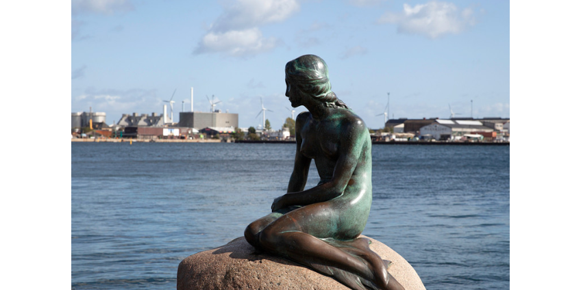 Неизвестные написали на статуе Русалочки в Копенгагене "расистская рыба"