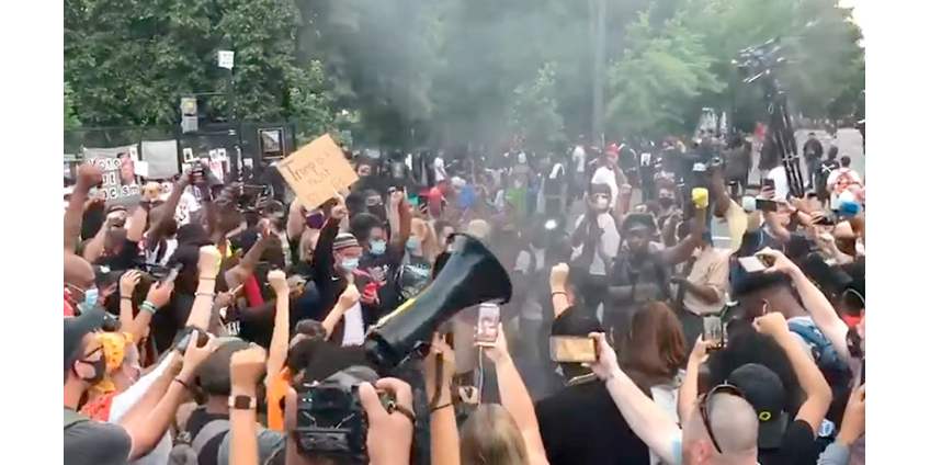 Протестующие сожгли флаг США после выступления Трампа в День независимости