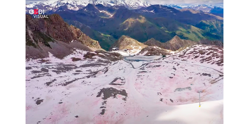Снежный покров в горах Италии окрасился в розовый цвет