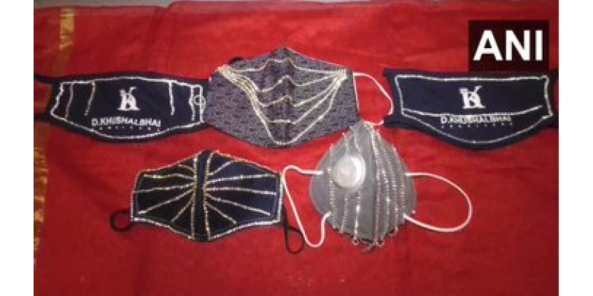 В Индии продают защитные маски, сделанные из золота и украшенные бриллиантами