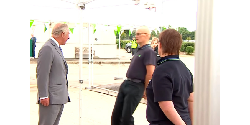 Сотрудник супермаркета в Бристоле упал в обморок при виде принца Чарльза