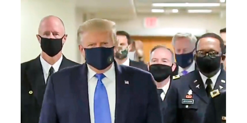 Трамп впервые c начала пандемии появился на публике в защитной маске