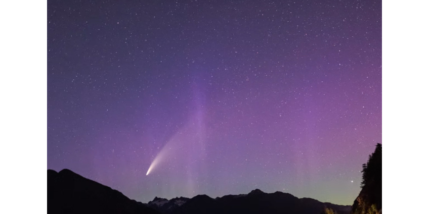 В Канаде и США одновременно наблюдали комету и полярное сияние
