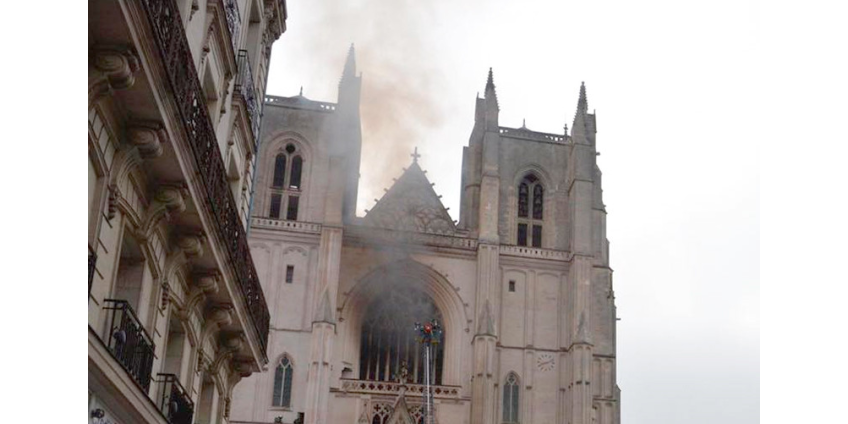 Во Франции загорелся один из крупнейших готических соборов страны, подозревают поджог