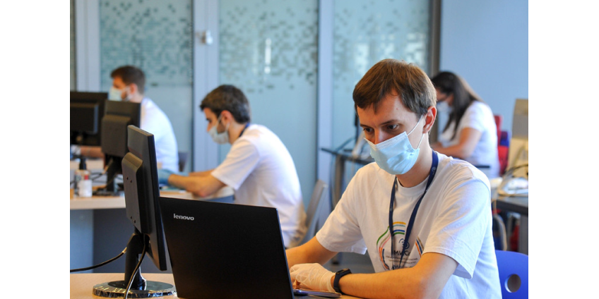 В новом учебном году студентов и преподавателей без антител к COVID обяжут носить маски