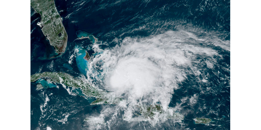 Ураган "Исайяс" бушует на Карибах и движется на Флориду