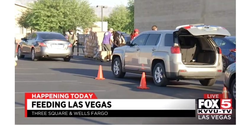 Сотни машин выстраиваются в очередь за едой на распределительной площадке в Лас-Вегасе