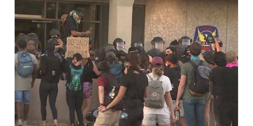 В Финиксе прошел марш протеста. 8 человек арестованы