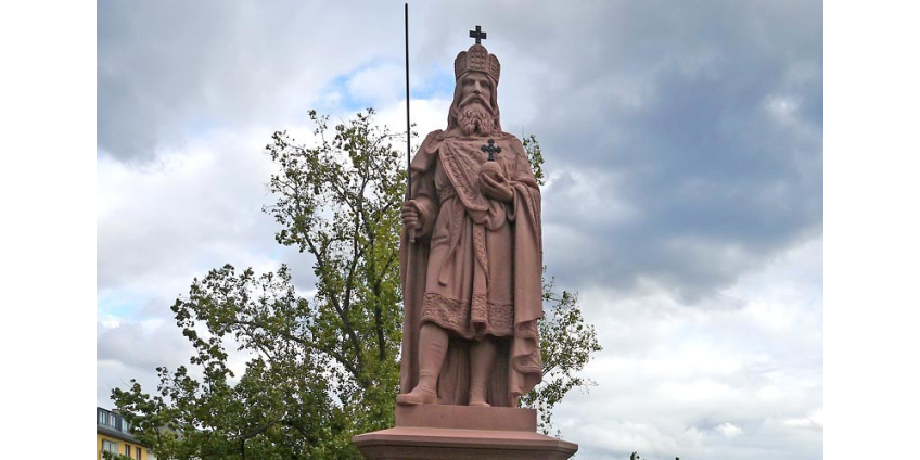 Во Франкфурте-на-Майне у статуи Карла Великого похитили меч