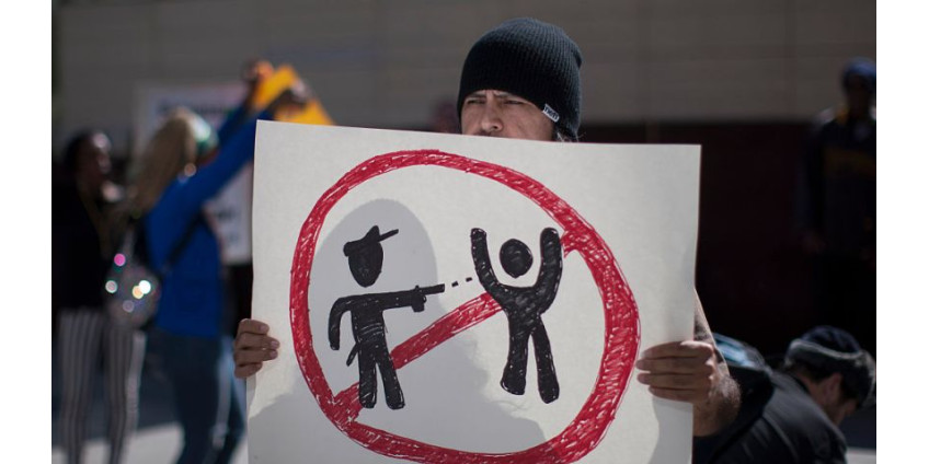 Сенат Калифорнии проголосовал за то, чтобы потребовать пересмотра всех полицейских расстрелов безоружных людей