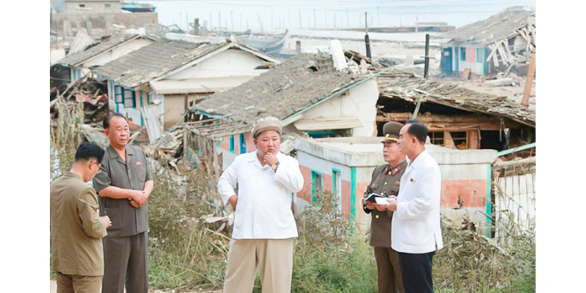 Ким Чен Ын посетил пострадавшие от тайфуна провинции Южный и Северный Хамген