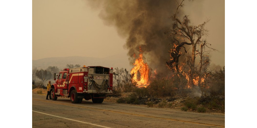 Пожары под Лос-Анджелесом не утихают: часть жителей начали эвакуировать