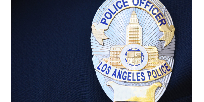 В Лос-Анджелесе разыскивают мужчину, стрелявшего в офицера полиции