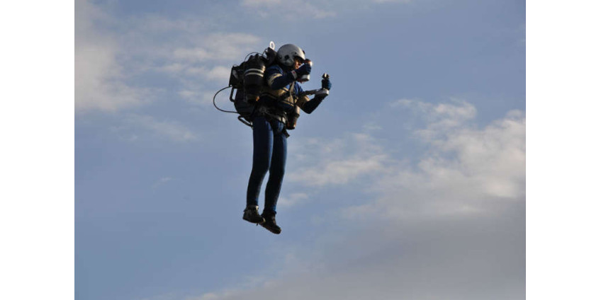 В небе над Лос-Анджелесом был замечен мужчина с реактивным ранцем