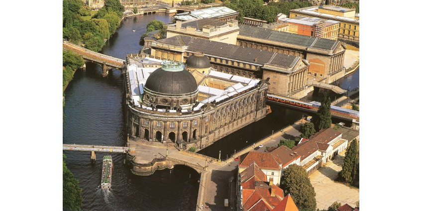 Неизвестные облили маслянистой жидкостью 70 экспонатов в берлинских музеях