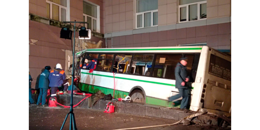 В Новгороде автобус врезался в здание университета, есть жертвы