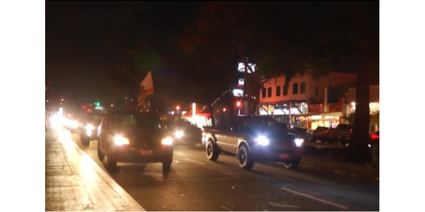 В Сан-Диего тысячи митингуют в поддержку избранного президента Джо Байдена, другие настаивают, что выборы еще не закончились