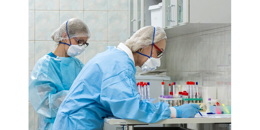 В России поставлен очередной рекорд по числу новых случаев коронавируса: 24 318 случаев за сутки, 461 пациент умер