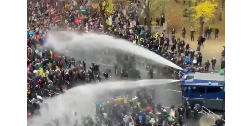 Полиция Берлина применила водометы и слезоточивый газ на демонстрации против ковид-ограничений Полиция Берлина применила водометы и слезоточивый газ на демонстрации против ковид-ограничений