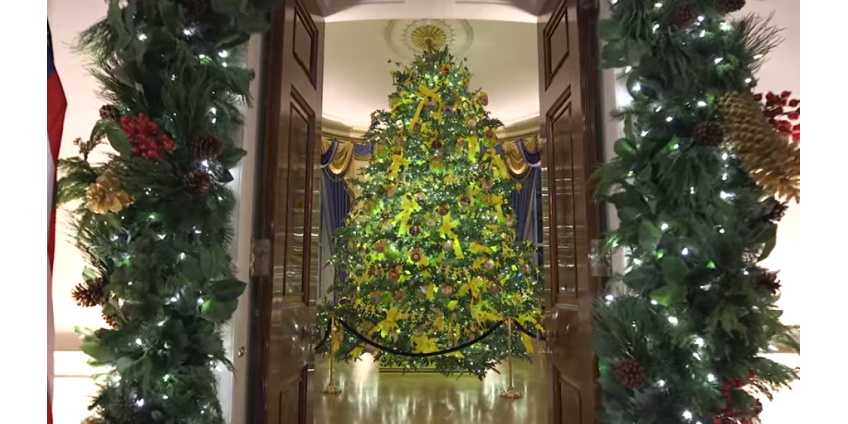 Мелания Трамп украсила Белый дом к Рождеству в патриотическом стиле