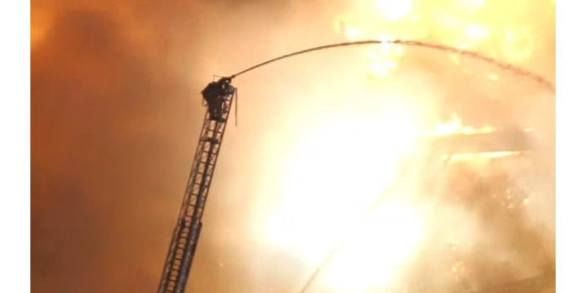 Во время крупного пожара в коммерческом здании в Чатсворте пострадал пожарный