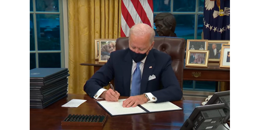 Джо Байден подписал 15 указов, отменяющих прежние решения Трампа