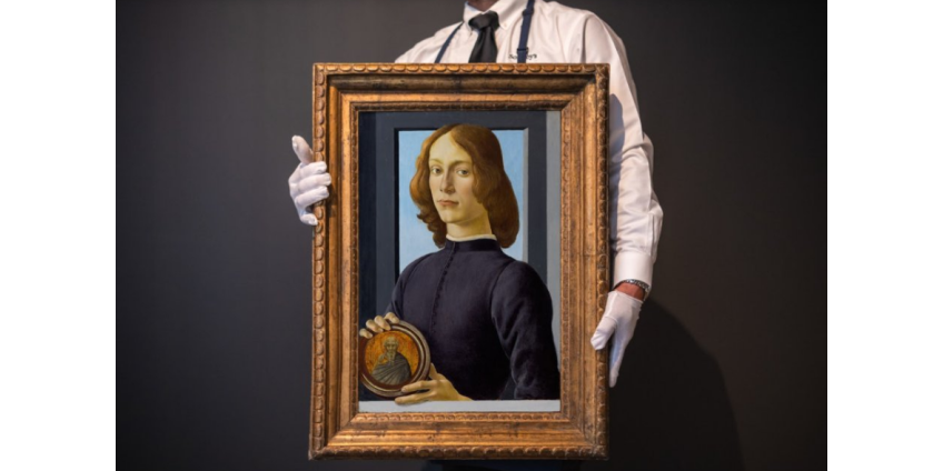 Картину Боттичелли "Портрет молодого человека с медальоном" продали более чем за 92 млн долларов