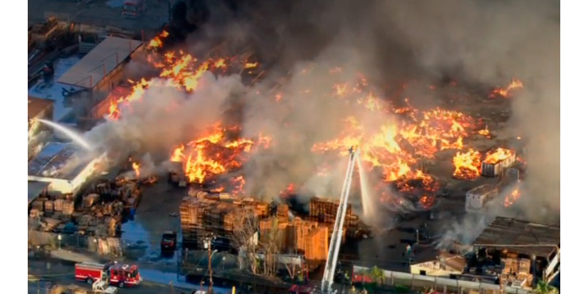 В промышленном районе Комптона произошел мощный пожар