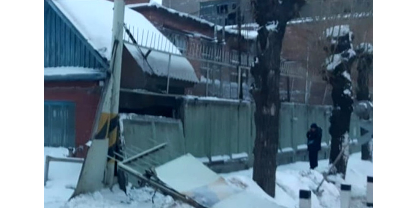 В Омске трех женщин придавило забором, в который въехал тепловоз В Омске трех женщин придавило забором, в который въехал тепловоз