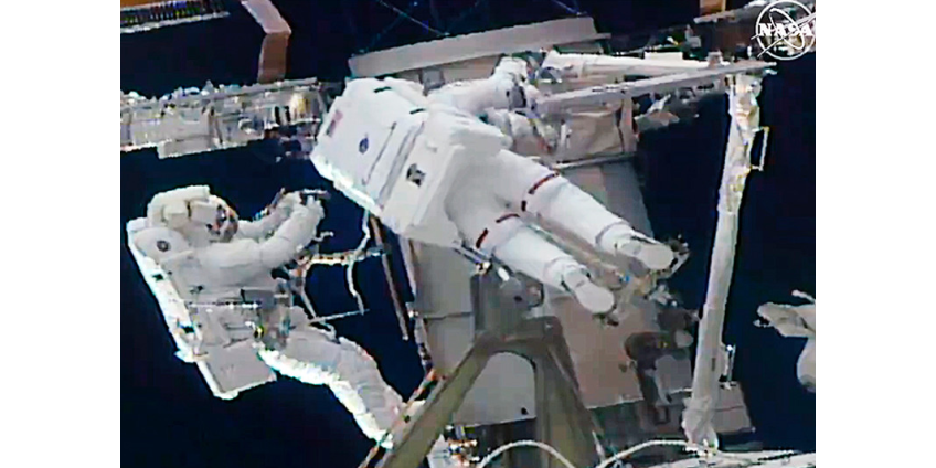 Астронавты из США и Японии провели 7 часов в открытом космосе