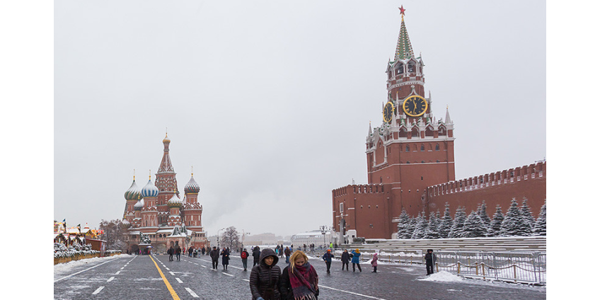 Голый мужчина проводил на Красной площади перформанс "Сон смешного человека"