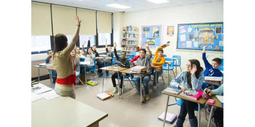 Ученики средней школы округа Финикс Юнион возвращаются в классы впервые с 2020 года