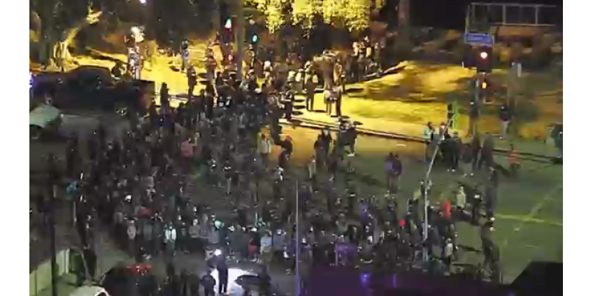 Район озера Эхо парк был огорожен забором после протестов по поводу лагеря бездомных