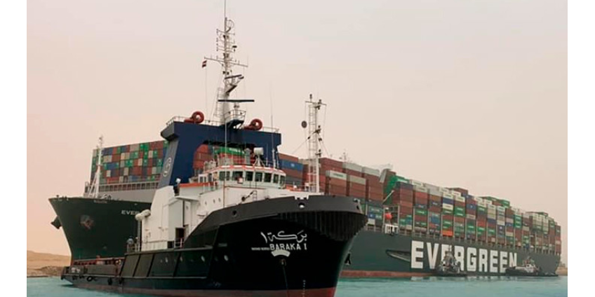 Севший на мель контейнеровоз заблокировал движение по Суэцкому каналу