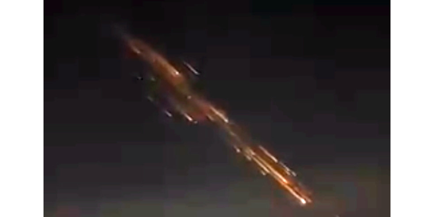 Обломки второй ступени ракеты Falcon 9 устроили красочное шоу в небе над США