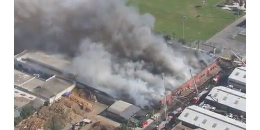 Спасатели боролись с крупным пожаром в Лос-Анджелесе в течение 4 часов