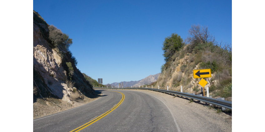 Одна женщина погибла, две женщины и ребенок получили ранения в результате аварии в округе Лос-Анджелес