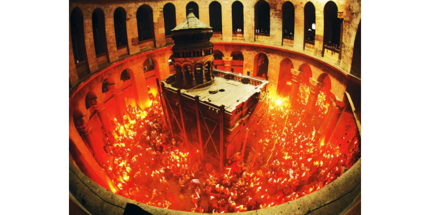 В храме Гроба Господня в Иерусалиме прошла церемония освящения Благодатного огня