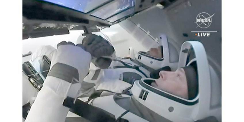 Crew Dragon с астронавтами успешно вернулся на Землю