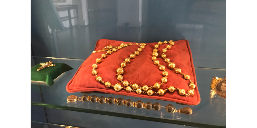 Из английского замка Арундел украли золотые четки Марии Стюарт