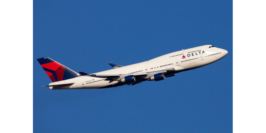 Вылетевший из Лос-Анджелеса самолет был вынужден совершить экстренную посадку