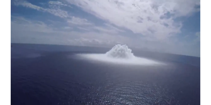 В США военные взорвали мощную бомбу рядом со своим авианосцем